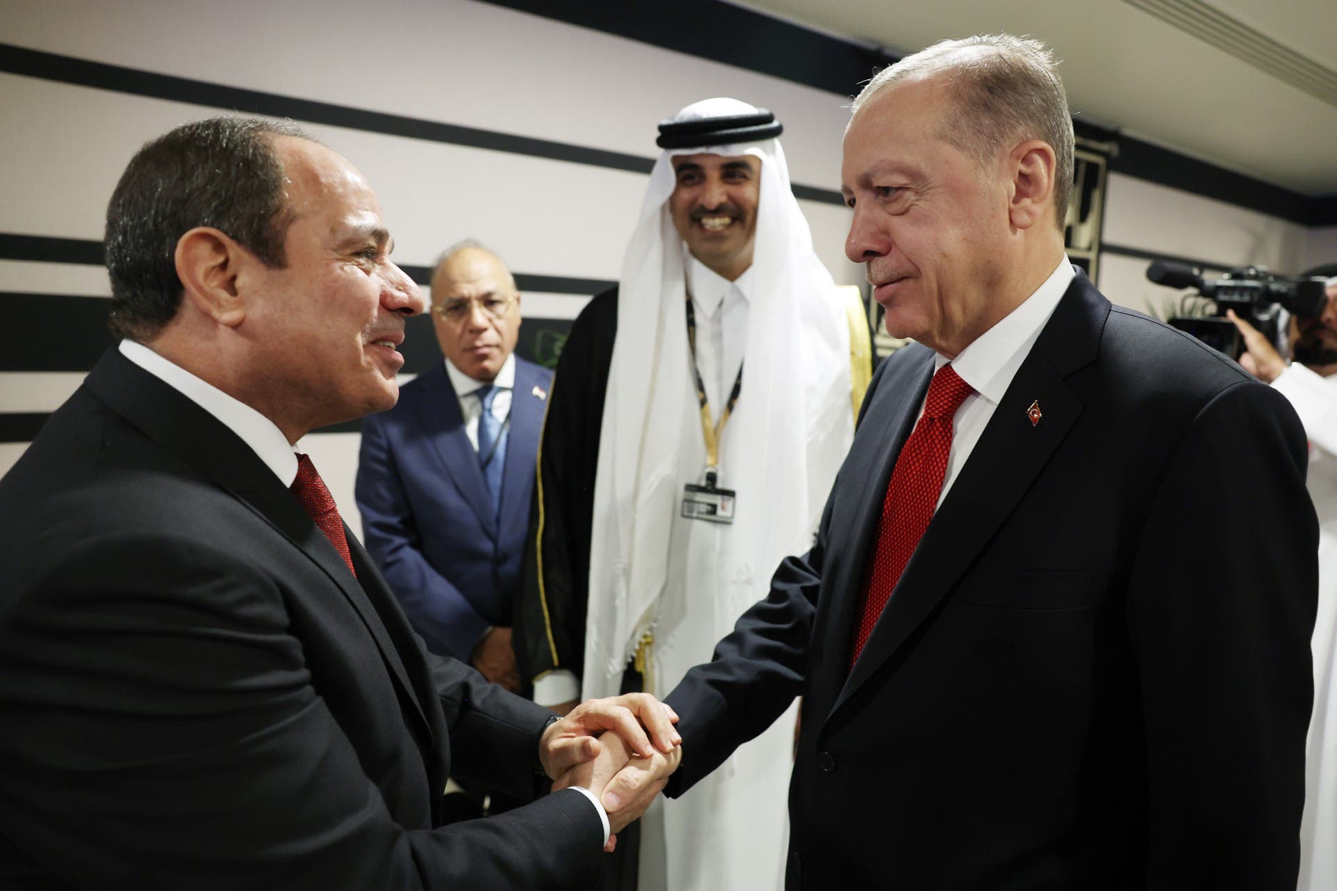 مصافحة السيسي وأردوغان في قطر