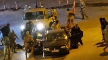 قوات من الحرس الثوري تهاجم أحد المحتجين في جوانرو