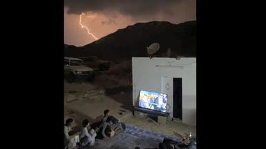 مشهد يأسر القلوب.. سعوديون يتابعون كأس العالم تحت وميض البرق