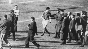An image of the intervention of the security forces to expel an Italian player