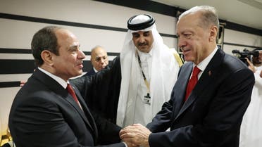 رجب طيب أردوغان يصافح عبدالفتاح السيسي على هامش افتتاح المونديال بقطر - رويترز