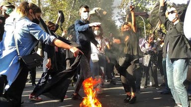 وسط قمع دموي للمحتجين.. واشنطن تفرض عقوبات على مسؤولين إيرانيين 