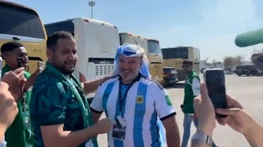 Saudi and Argentinian fans share a wholesome moment before their national teams went head-to-head in the World Cup. (Screengrab)
