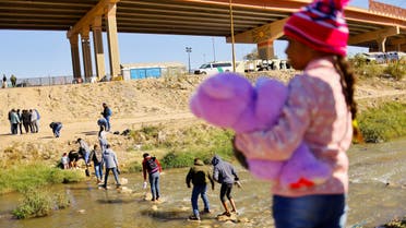 Asylum-seeking migrants from Venezuela cross the Rio Bravo river to turn themselves in to US Border Patrol agents to request asylum in El Paso, Texas, U.S., near a Venezuelan migrant camp, as seen from Ciudad Juarez, Mexico November 17, 2022. (Reuters)