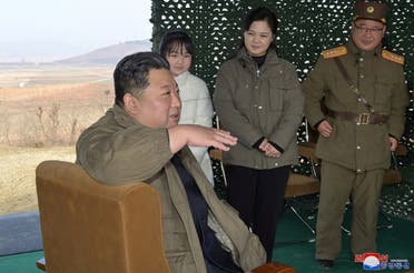 كيم جونغ أون مع ابنته في موقع إطلاق الصواريخ الأسبوع الماضي