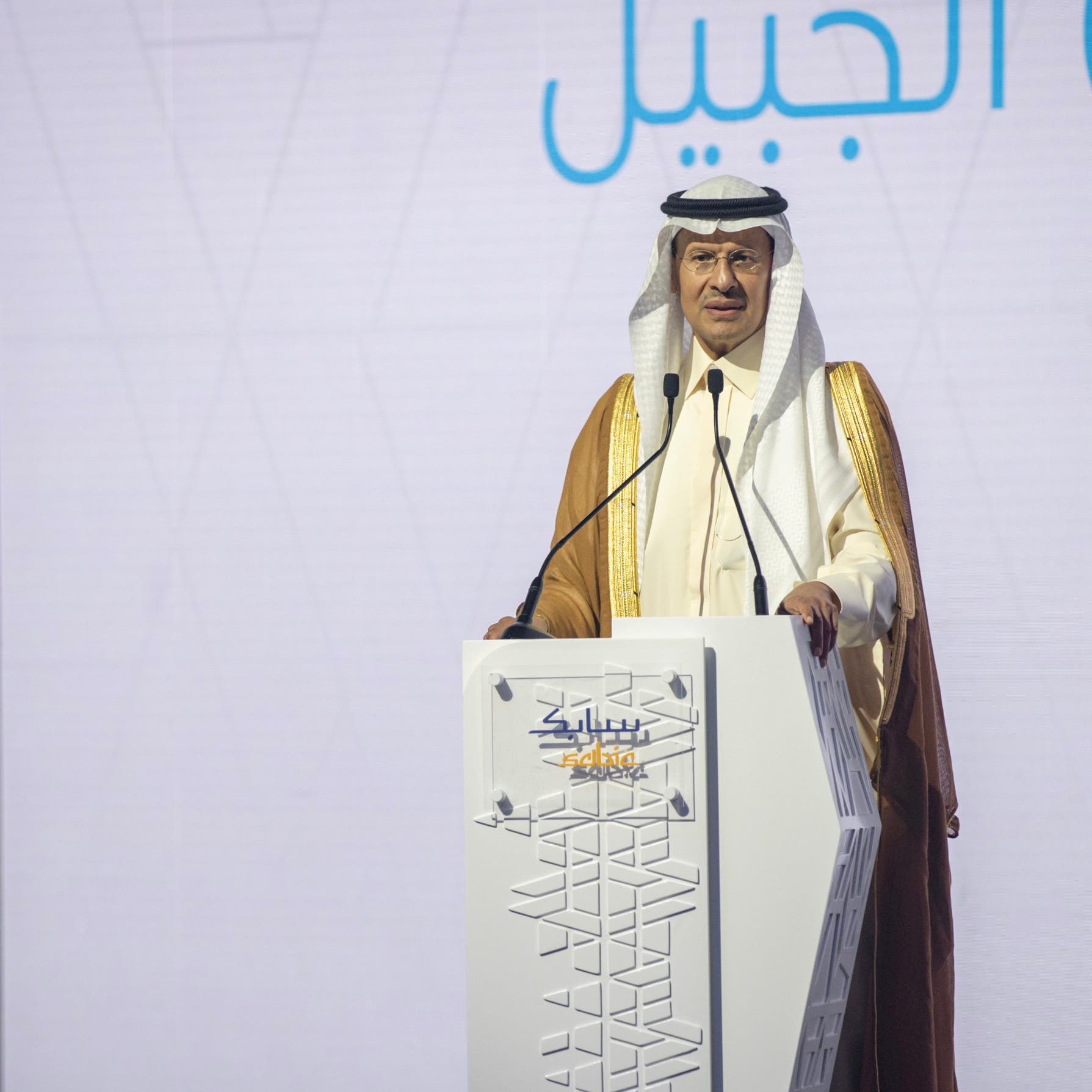 "سابك" وأرامكو السعودية تعتزمان البدء بأول مشروع لتحويل النفط الخام إلى بتروكيماويات