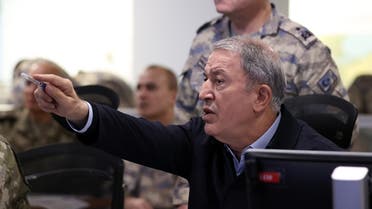 وزير الدفاع التركي خلوصي أكار مطلعاً على العمليات العسكرية في الشمال السوري(فرانس برس)