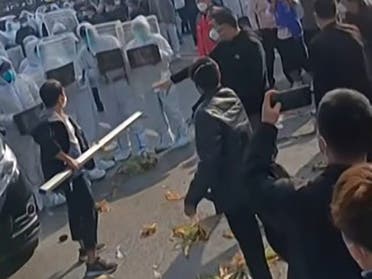 توتر واشتباكات مع الشرطة في أضخم مصنع لهواتف آيفون في تشنغتشو(فرانس برس)