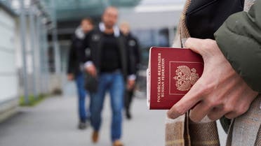 رجل يحمل جواز سفر روسي - رويترز أرشيفية
