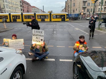 نشطاء المناخ يقتحمون مطار برلين (رويترز)