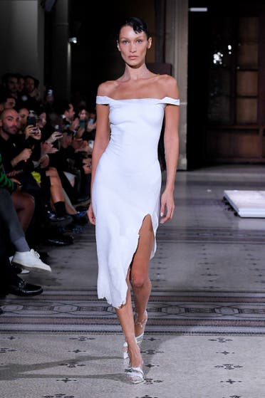 خلال عرض كوبيرني في باريس عندما ارتدت ثوباً من الطلاء صنع مباشرةً على جسمها أمام الجمهور