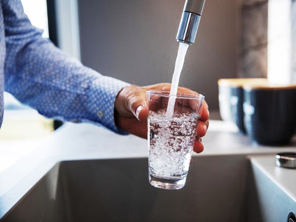 خدعونا بضرورة شرب 8 أكواب ماء يومياً.. دراسة علمية توضح