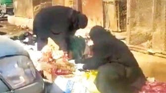 صورة مؤلمة من صنعاء.. نساء يبحثن عن الطعام وسط القمامة