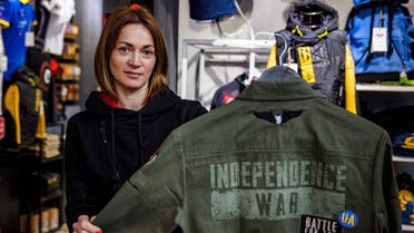 الأزياء باللون العسكري تغزو المحلات التجارية في أوكرانيا