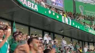 فٹبال میچ کے دوران سعودی مداحوں نے سٹیڈیم میں ملکر قومی ترانہ پڑھا