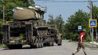 A local resident looks at a rocket launcher vehicle being transported, that's used by Ukrainian forces, amid Russia's invasion of Ukraine, near Kramatorsk, Donetsk region, Ukraine, May 30, 2022. (File photo: Reuters)