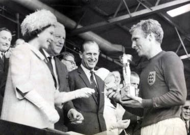 صورة للملك إليزابيث الثانية اثناء تسليمها كأس العالم لكابتن المنتخب الإنجليزي بوبي مور
