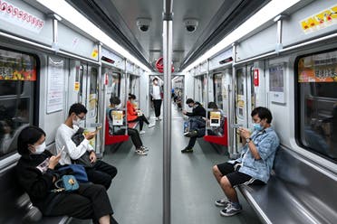 ركاب المترو في إحدى مدن الصين