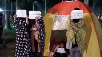 تحصن شبانه خانواده‌ بازداشت‌شدگان مقابل دادگستری آبدانان
