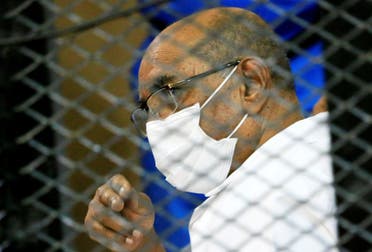 L'ex presidente sudanese Omar al-Bashir durante un'udienza in tribunale a Khartoum.