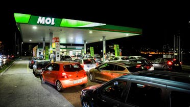 Drivers wait for fuel at a gas station of Hungarian oil company MOL Group in Budapest, Hungary, December 5, 2022. (File Photo: Reuters)