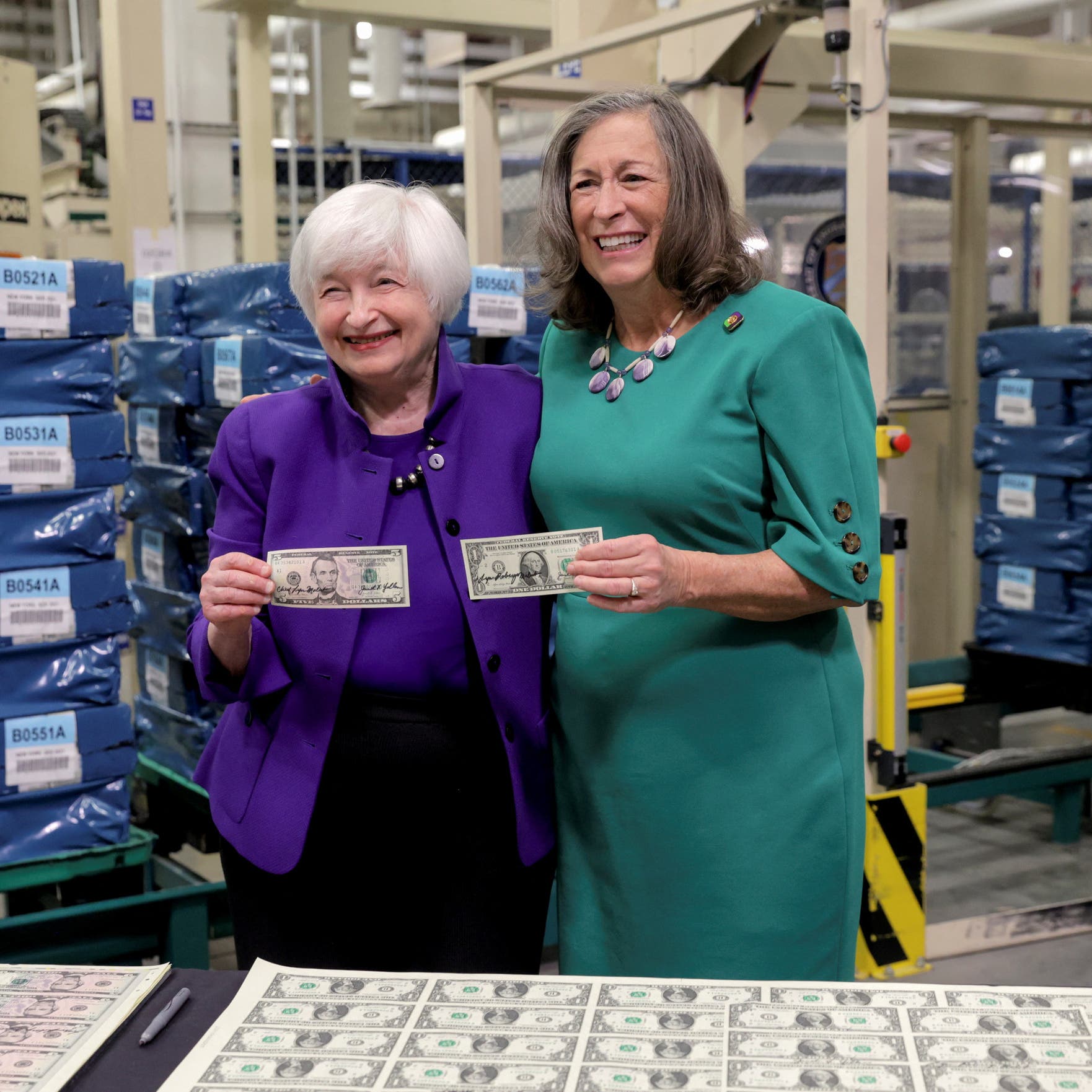 لأول مرة في التاريخ الأميركي.. امرأتان توقعان على الدولار