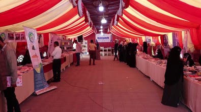 معرض للكتاب في جامعة تعز يلقى إقبالاً كبيرا من اليمنيين