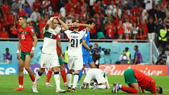 پرتگال کے خلاف فٹبال کپ میں تاریخی کامیابی، مراکش ٹیم کا گراؤنڈ میں سجدہ شکر