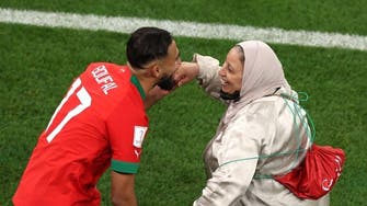  فتح کا جشن منانے مراکشی کھلاڑی ماں کو رقص کے لئے میدان میں لے آئے