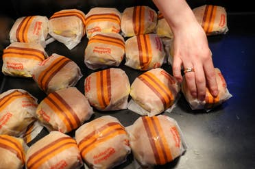 An employee places burgers at the new restaurant Vkusno & tochka, which opens following McDonald's Corp company's exit from the Russian market, in Moscow, Russia June 12, 2022. (File Photo: Reuters)