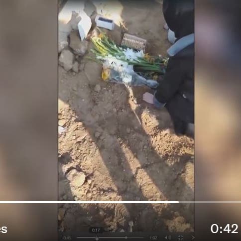 والدة مجيد رضا رهنورد تبكي بحرقة على قبره وتصرخ: خامنئي قاتل وحكمه باطل