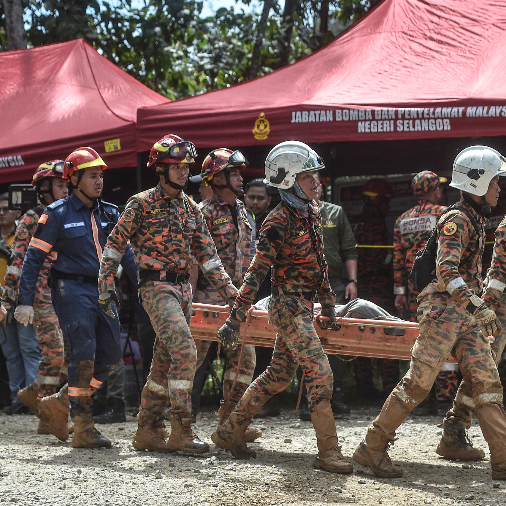 ماليزيا: 16 قتيلاً و17 مفقوداً جراء انهيار أرضى في مخيم سياحي