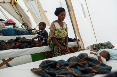 طفل مصاب بالكوليرا يتلقى العلاج في جمهورية الكونغو الديمقراطية