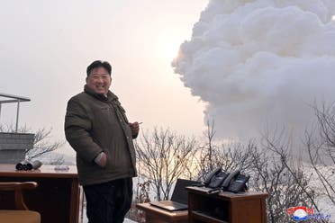 زعيم كوريا الشمالية يشرف على التجربة الصاروخية
