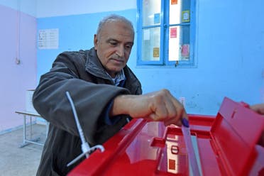 التونسيون يصوتون لانتخاب برلمان.. وسعيد: لا تفوتوا الفرصة 2 ناخب يدلي بصوته اليوم في مركز اقتراع في العاصمة