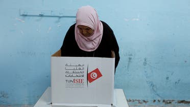 A woman casts her ballot at a polling station during parliamentary election in Tunis, Tunisia December 17, 2022. REUTERS/Zoubeir Souissi