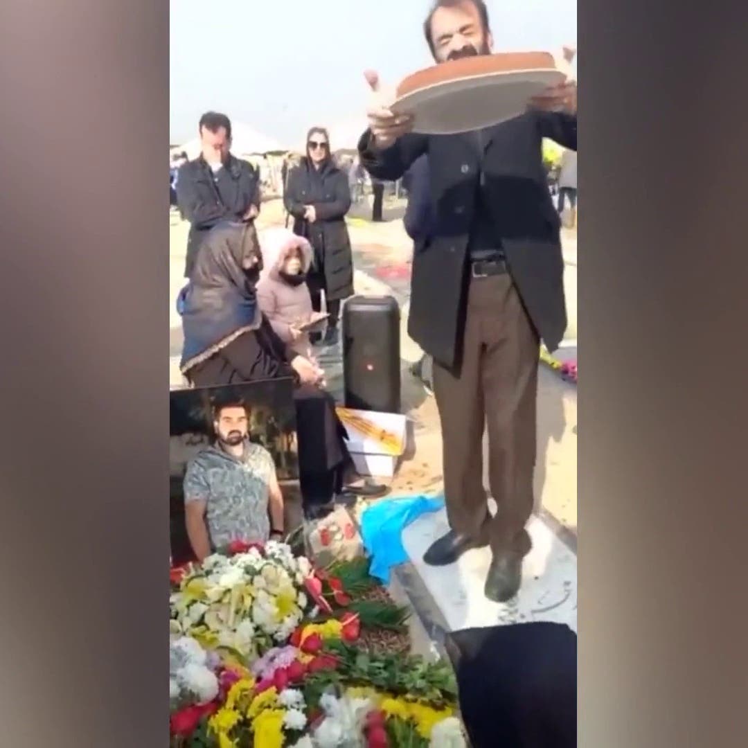 مشهد يبكي الصخر.. أب يحتفي بميلاد ابنه قتيل احتجاجات إيران على قبره