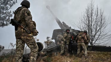 Ukrainian service members fire a shell from a howitzer at a front line, as Russia's attack on Ukraine continues, in Zaporizhzhia Region, Ukraine December 16, 2022. REUTERS/Stringer
