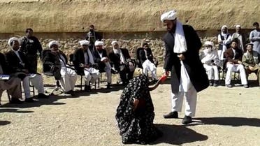 انجام مجازات شلاق در ملاءعام توسط طالبان