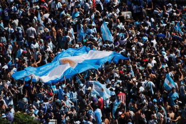 لاعبو الأرجنتين يخففون عن شعبهم المعاناة الاقتصادية