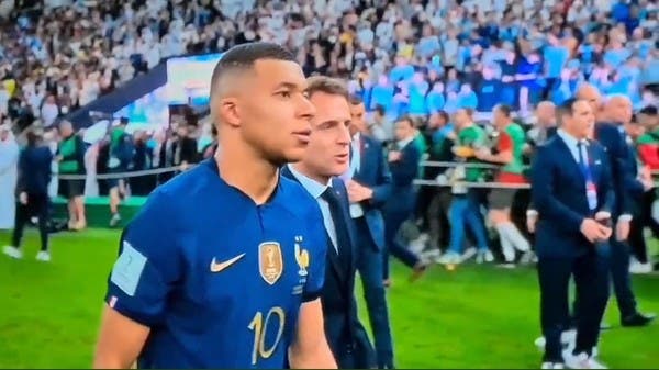 Watch Macron console Mbappé after defeat… and he ignores it!