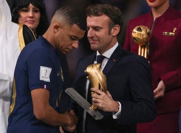 Macron consoles Mbappe (AFP)