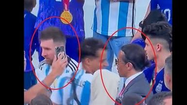 شاهد.. ميسي يتجاهل الشيف الشهير نصرت لأخذ "سيلفي" وسط الملعب