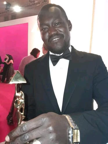 سقوط البشير يُحوِّل عامل طوب سودانياً لأفضل ممثل سينمائي.. إليكم القصة! - بوابة مشاهير 2 93914a54 23d5 4e9f 8ab2 8f162d4c7531 - بوابة المشاهير العرب