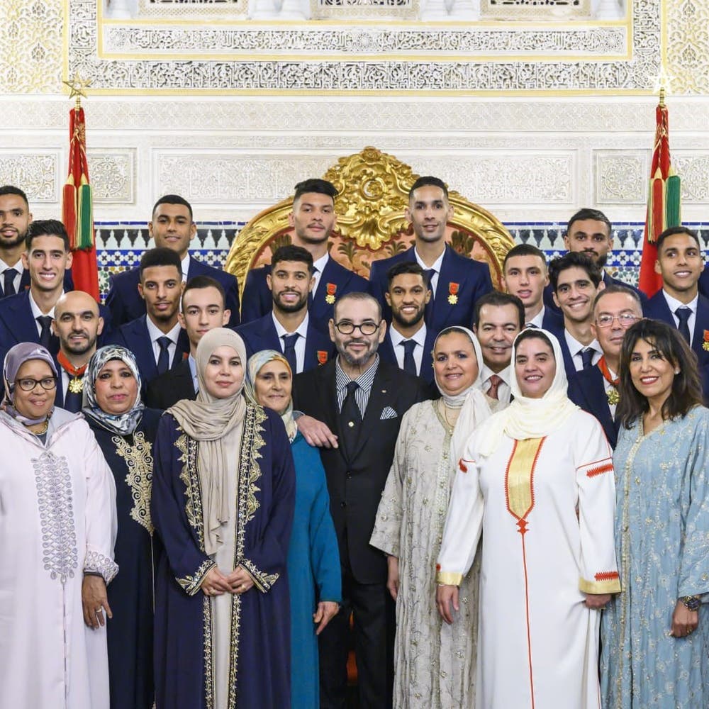 ملك المغرب محمد السادس مع أمهات اللاعبين
