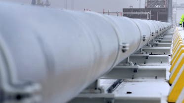 A worker walks past a gas tube that connects the 'Hoegh Esperanza' Floating Storage and Regasification Unit (FSRU) with main land during the opening of the LNG (Liquefied Natural Gas) terminal in Wilhelmshaven, Germany, December 17, 2022. (File photo: Reuters)