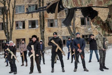 Un veterano del batallón Azov de la Guardia Nacional de Ucrania realiza ejercicios militares para civiles en medio de la amenaza de una invasión rusa, en Kiev, Ucrania, el 30 de enero de 2022. (Reuters)