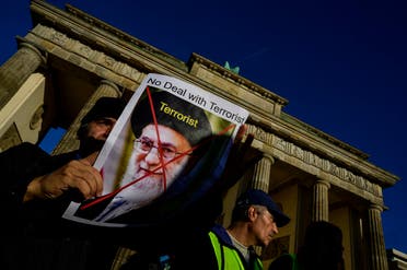صورة خامنئي خلال مظاهرة في برلين دعماً للمحتجين الإيرانيين في أكتوبر الماضي