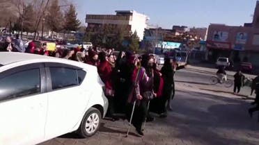     نساء يتظاهرن في عدة مدن أفغانية ضد قرار طالبان حظر التعليم الجامعي للنساء 