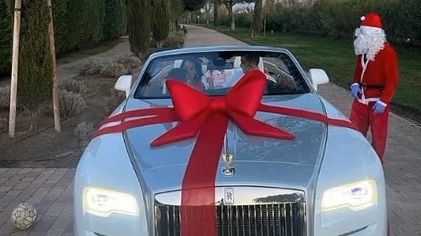 The video shows Ronaldo dazzled by his girlfriend’s Christmas present